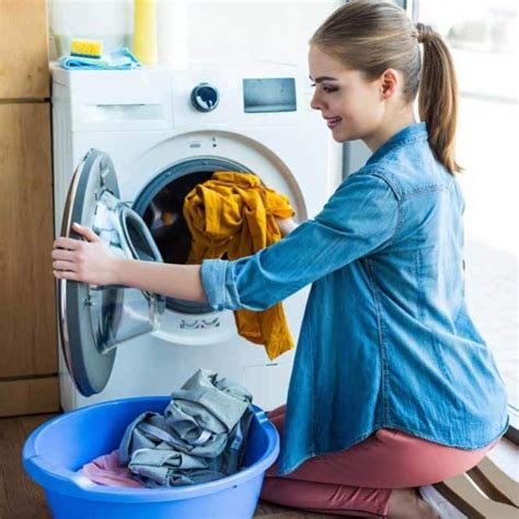 Como lavar roupa: é assim que se coloca a roupa na lavadora ...