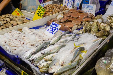 Seafood stall at a fish market in thailand | Premium Photo