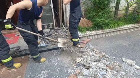 杭州一居民家门口地面竟80℃ 消防员挖俩小时发现... -6parknews.com