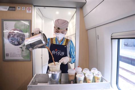 高铁旅客自带盒饭 想用餐车微波炉被乘务员拒绝-千里眼视频-搜狐视频