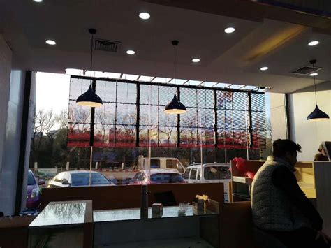 LED透明屏案例-济南玻璃橱窗LED透明屏效果展示_深圳市瑞普创新科技有限公司