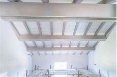 soffitto travi un soffitto bianco con travi greige per un casale molto chic soffitto travi un soffitto bianco con travi greige per un casale molto chic