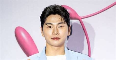 Lee Yi-kyung Wins AAA Award, Denies Snubbing Yoo Jae-suk