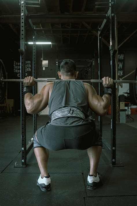 How to Wear a Weightlifting Belt: Guide to Lifting Belts - Strength ...
