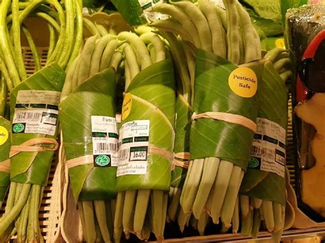 This Supermarket In Thailand Is Using Banana Leaves Instead Of Plastic ...