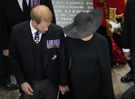 Prince Harry and Meghan Markle's Non-Verbal Behaviors at Queen's Funeral Were Revealing, Body ...