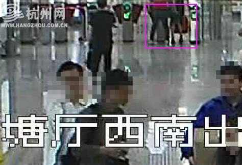 杭州新塘地铁站内一小伙摸女子臀部被拘 - 杭网原创 - 杭州网