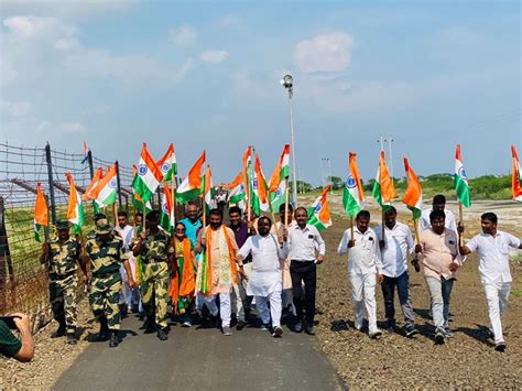 300 people, including MPs, distributed seven and a half thousand ...