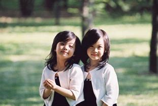 双胞胎姐妹起名带恩字的名孿,双胞胎起名我老婆怀的是双胞胎,两个女孩,爸爸姓李,妈妈姓杨,帮