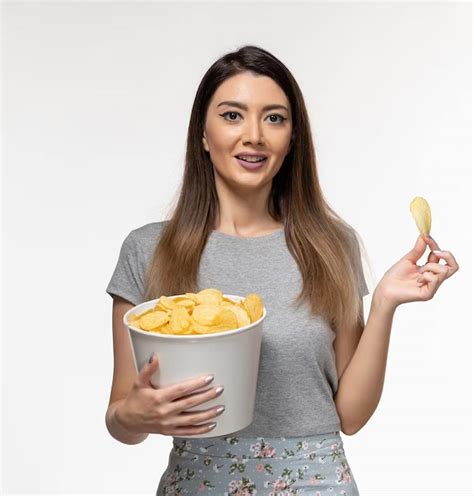पीरियड्स में जंक फूड खाने का शरीर पर होता है बुरा असर, जानें | what happens if you eat junk food ...