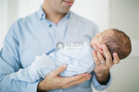 父亲抱着新生男婴高清图片下载-正版图片501891665-摄图网