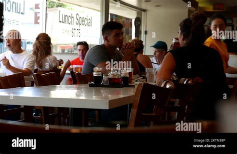 Restaurant Eating 的图像结果