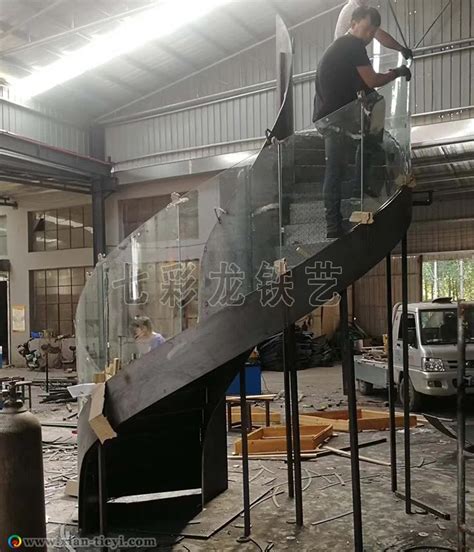 钢结构双梁两层钢板玻璃卡槽旋转楼梯_西安七彩龙装饰工程有限公司