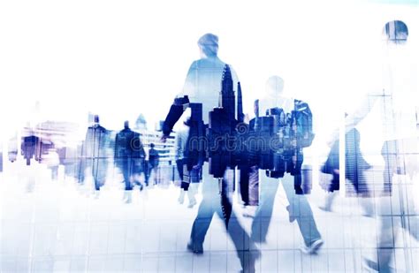 Business People Walking in City 的图像结果