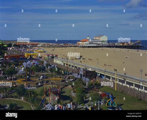 Great yarmouth pleasure beach hi-res stock photography and images - Alamy