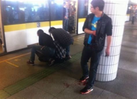 上海轨交乘客持械伤人续:系用折叠水果刀刺伤|持械伤人|捅伤|地铁乘客素质_新浪新闻
