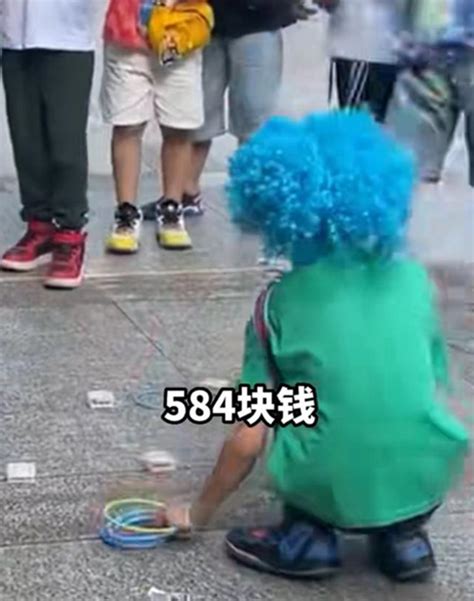 8岁男孩摆摊1小时赚584元，网友：谁带我一下？一天挣584元也可以