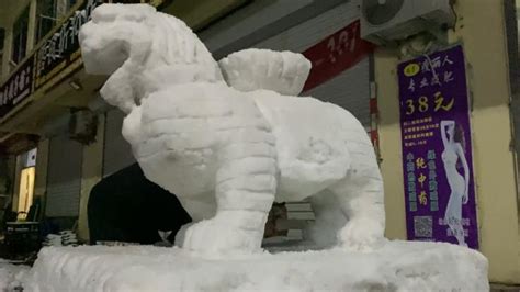 玉器店老板堆出1.8米高雪狮子：瑞雪兆丰年，图个好兆头_七环视频_澎湃新闻-The Paper