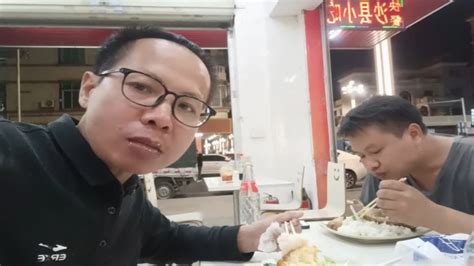 秀秀终于回惠州了，晚上出租屋炒一盘家乡菜请小凤吃饭，俩人吃嗨【小凤的工地生活】 - YouTube
