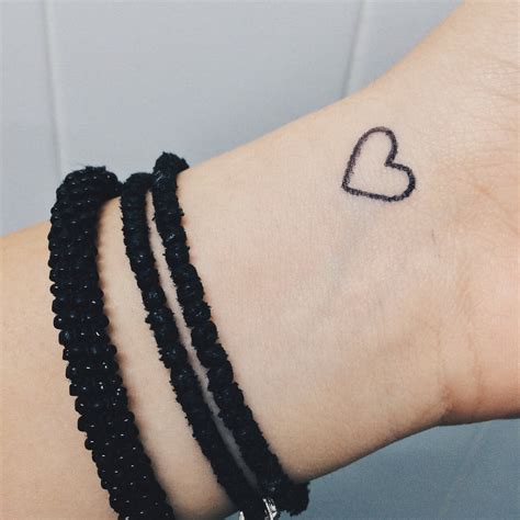 Kleines Herz auf dem Handgelenk - tattoovorlagen24.com