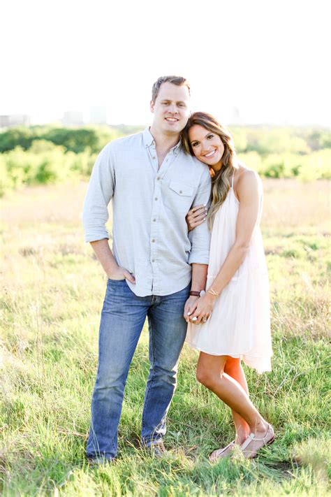 engagement photos what to wear