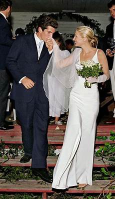 Carolyn Bessette Kennedy Wedding Gown by Carolyn Bessette Kennedy S Silk Wedding Dress By Narciso Carolyn Bessette Kennedy Wedding Gown