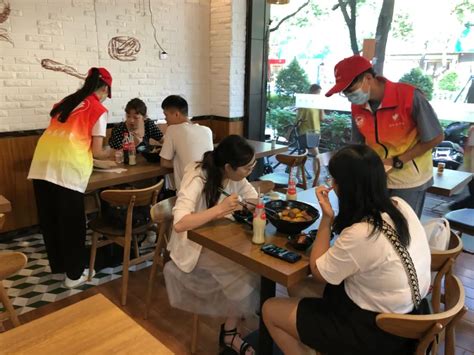 学院在2019首届全国旅游饭店类高校大学生侍酒服务团队大赛中喜获佳绩