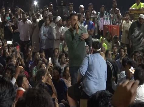 Anurag Kashyap, Vishal Dadlani join student protesting at Gateway of India
