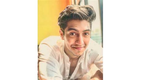 Chunky Panday's son Ahaan Panday pulls a Shah Rukh Khan and we are ...