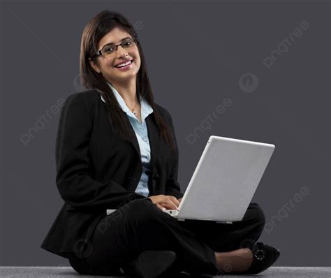 Businesswoman Wallpaper for Laptop 的图像结果