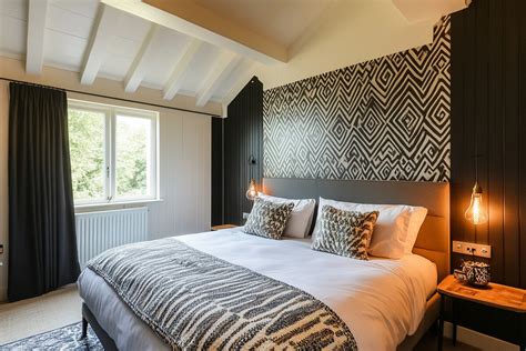 Modern Bedroom Wall Design With Geometric Wallpaper And Wooden Wall ...