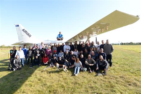 Pilot Parachuting 的图像结果