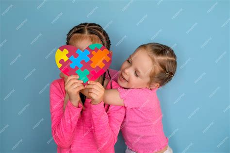 Niño abraza a hermana tímida que sufre de síndrome de autismo fuerte y ...