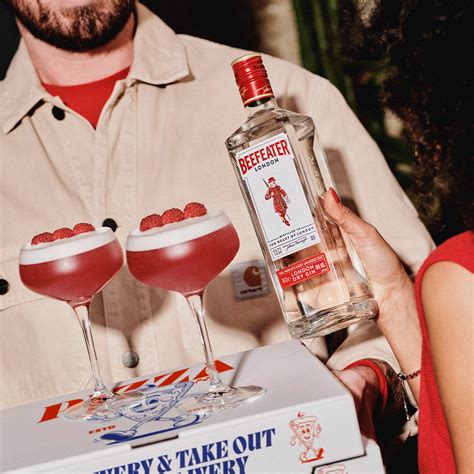 7 Types of Glasses to Use for a Gin & Tonic - Beefeater Gin