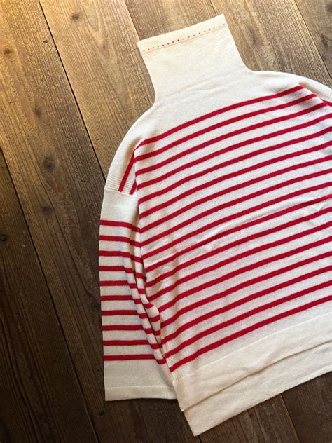 TOWAVASE Basque pullover turtle neck ivory × red | TALE COCOON