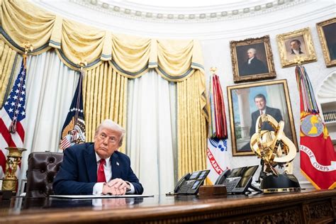 President Trump Oval Office 的图像结果