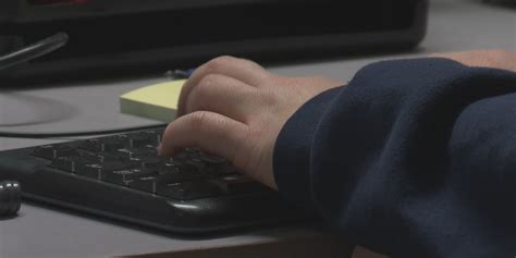 Folks using artificial intelligence for online shopping & chat bots