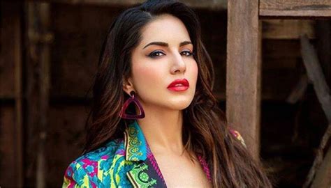 Birthday Special: अपनी हाई डिमांड के कारण Sunny ने गवांई थी ये फिल्म ...
