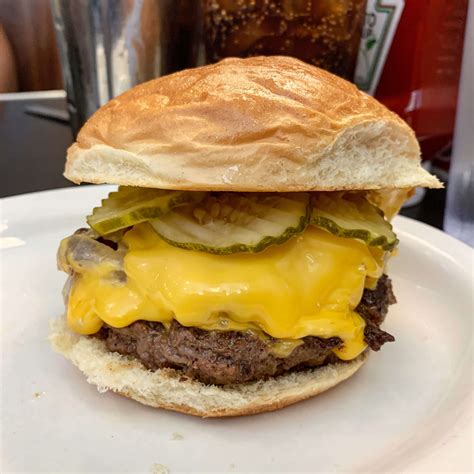 Convention Grill – Edina / Cheeseburger - Burger Reviews