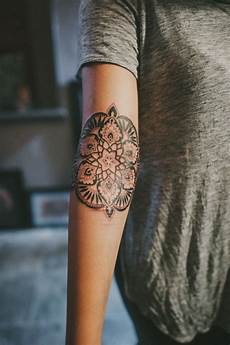tatuaggi per avambraccio interno tatuaggio mandala idea disegno per il braccio di una tatuaggi per avambraccio interno tatuaggio mandala idea disegno per il braccio di una