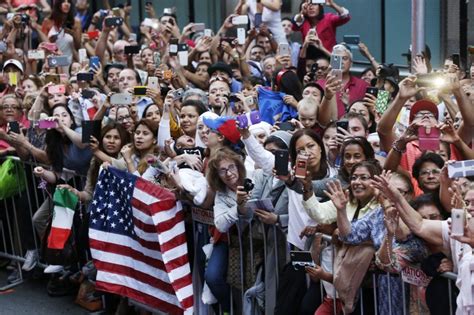 Thousands Flock to Catch a Glimpse of Pope Francis' New York Tour ...