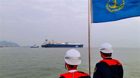 珠海斗门一沉船被成功打捞出水，现场未发生油污染事故_腾讯新闻