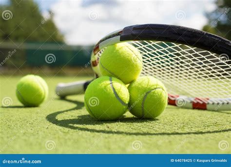 Palline Da Tennis E Racchetta Sul Campo Da Tennis Sull'erba Immagine ...
