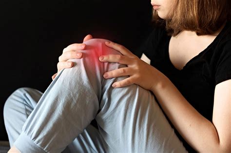 Throbbing Knee Pain At Night | The 6 Possible Causes