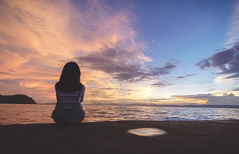 夕阳下女孩的背影图片_夕阳下女孩的背影素材_夕阳下女孩的背影高清图片_摄图网图片下载