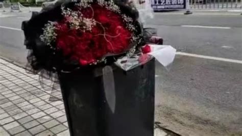 520当天一垃圾桶旁堆满鲜花，网友：这年头垃圾桶都有花收_@所有人_澎湃新闻-The Paper