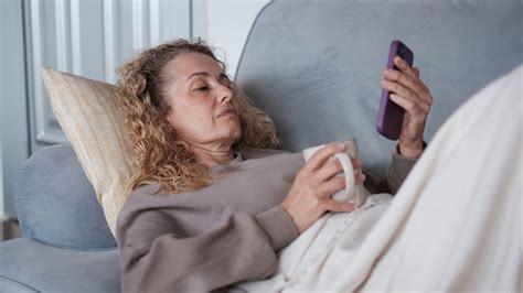 ‘Razor blade throat': Symptom sparks search spike as COVID variant spreads