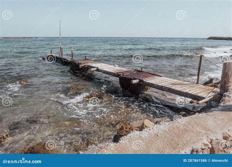 Antiguo Muelle Junto Al Mar En Crete Grecia Malia Beach Crete Julio De ...