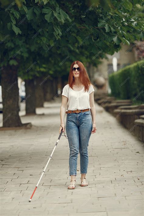 Joven ciego con bastón largo caminando en una ciudad | Foto Gratis