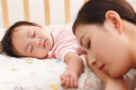 婴儿睡不踏实一会就醒怎么回事（宝宝沾床就醒睡不安稳）-幼儿百科-魔术铺
